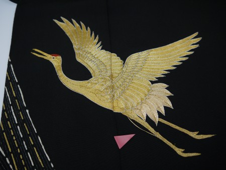 鶴の足の部分、刺繍ががほころびております。）